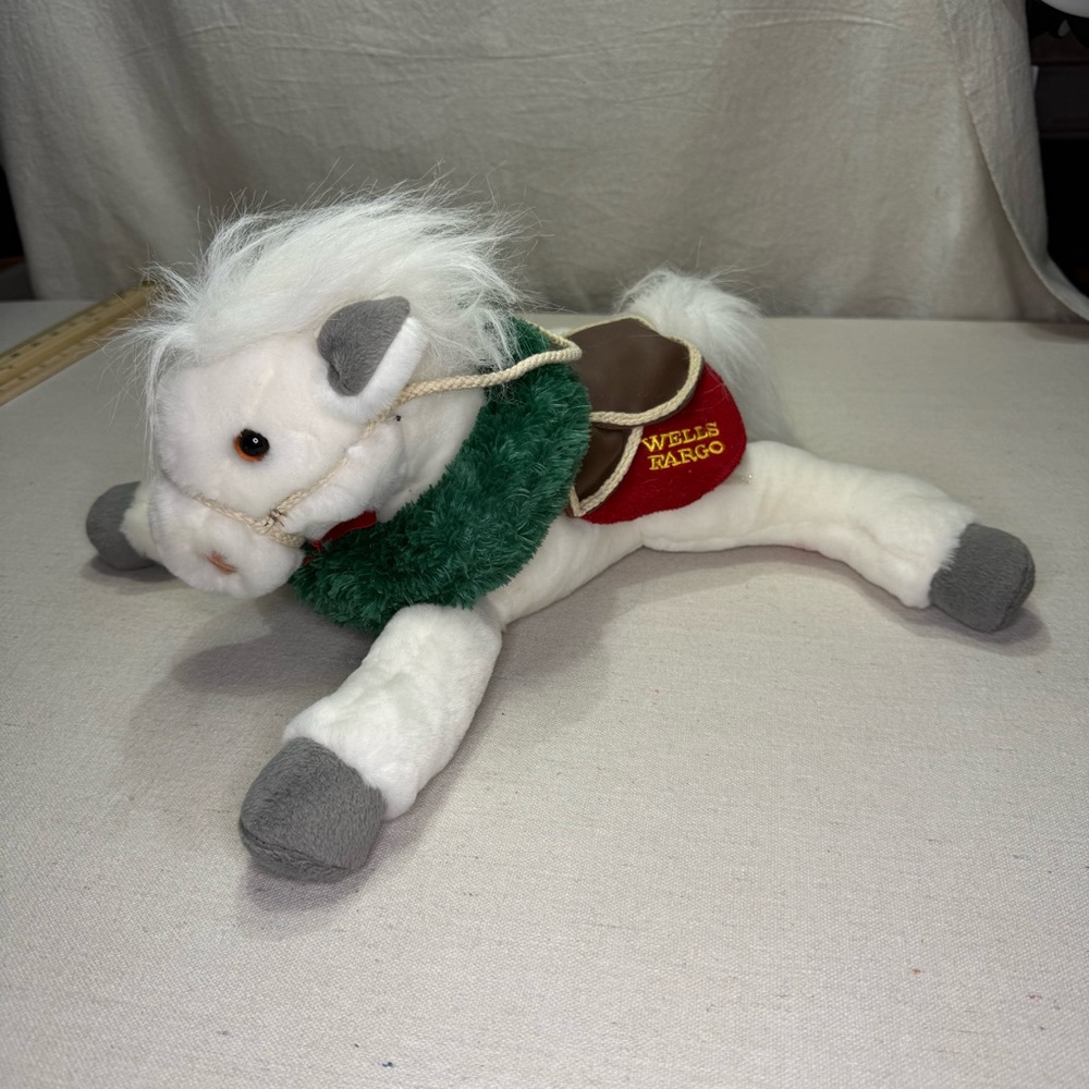 Wells Fargo Plush Horse with Wreath - 2003 - Toys R Us - Vintage
